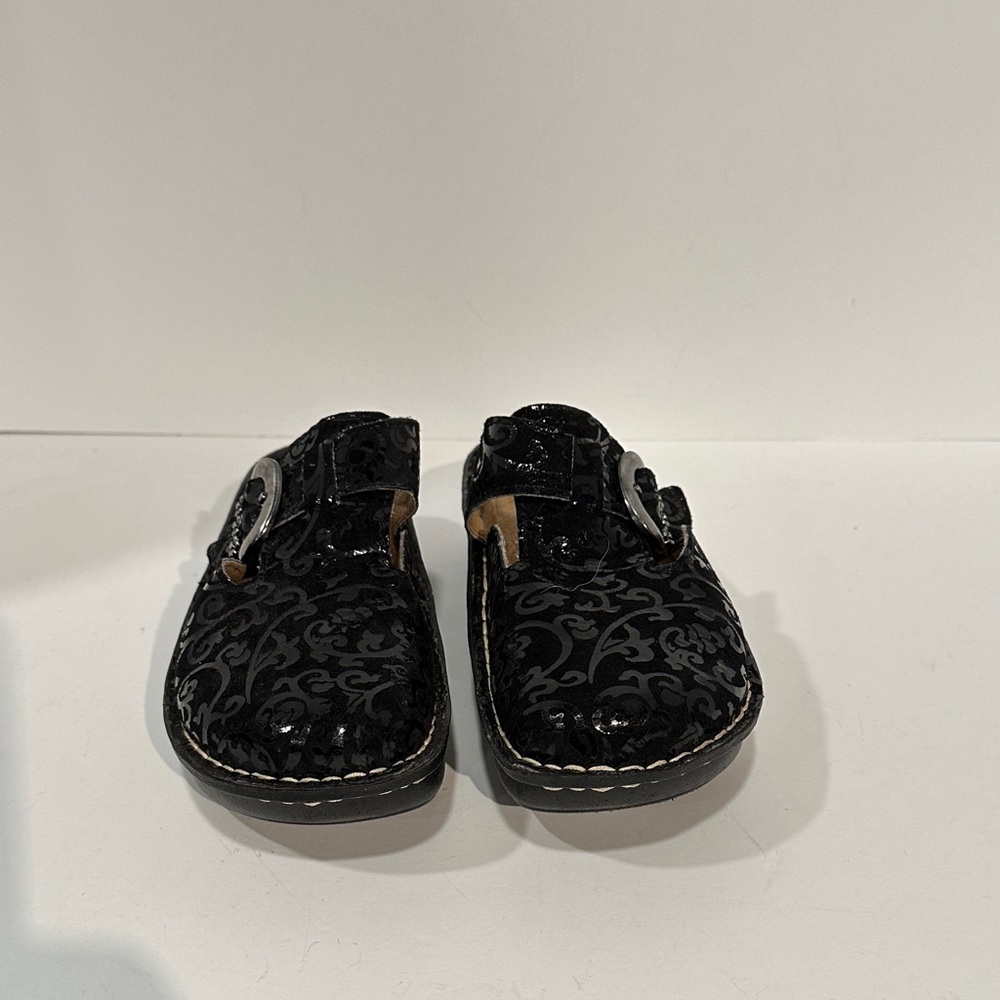 White Mountain Elegant Black Patterned Mules - image 3